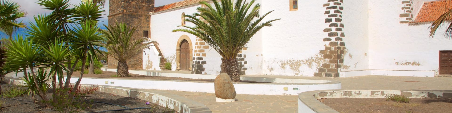 La Oliva which includes a park and heritage architecture
