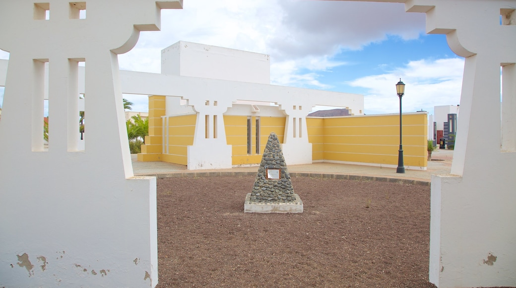 La Oliva showing a square or plaza