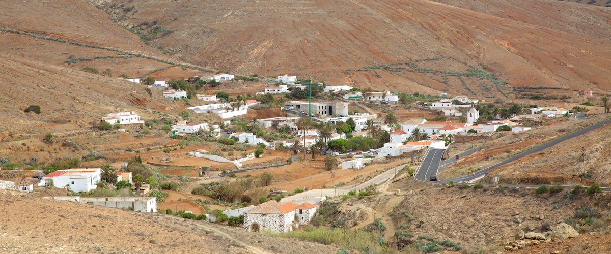 Betancuria montrant vues du désert et petite ville ou village