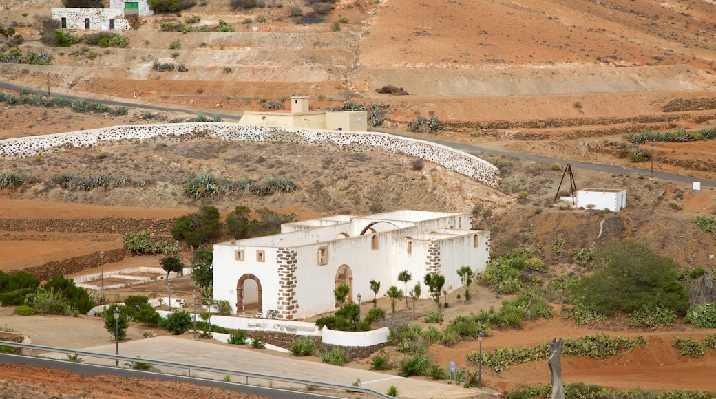 Betancuria che include piccola città o villaggio e vista del deserto