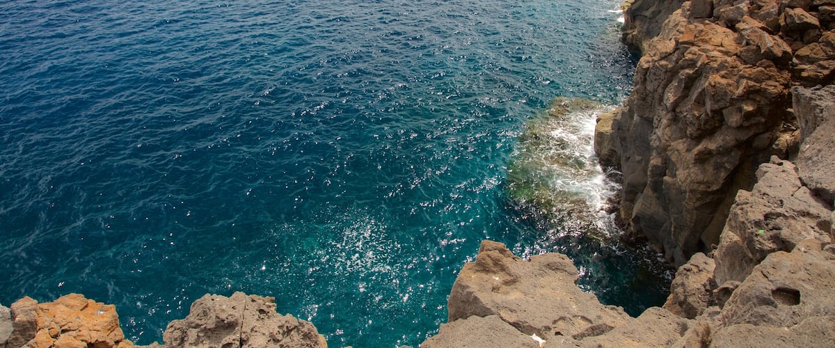 Costa de Antigua mostrando litoral accidentado