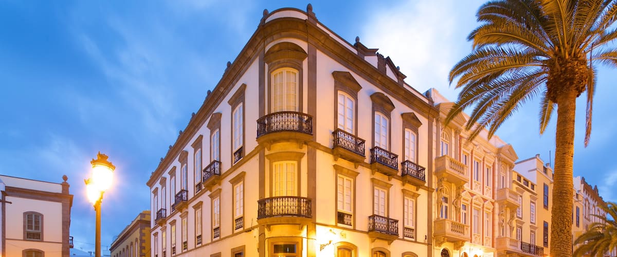 Las Palmas de Gran Canaria mostrando patrimonio de arquitectura y escenas nocturnas