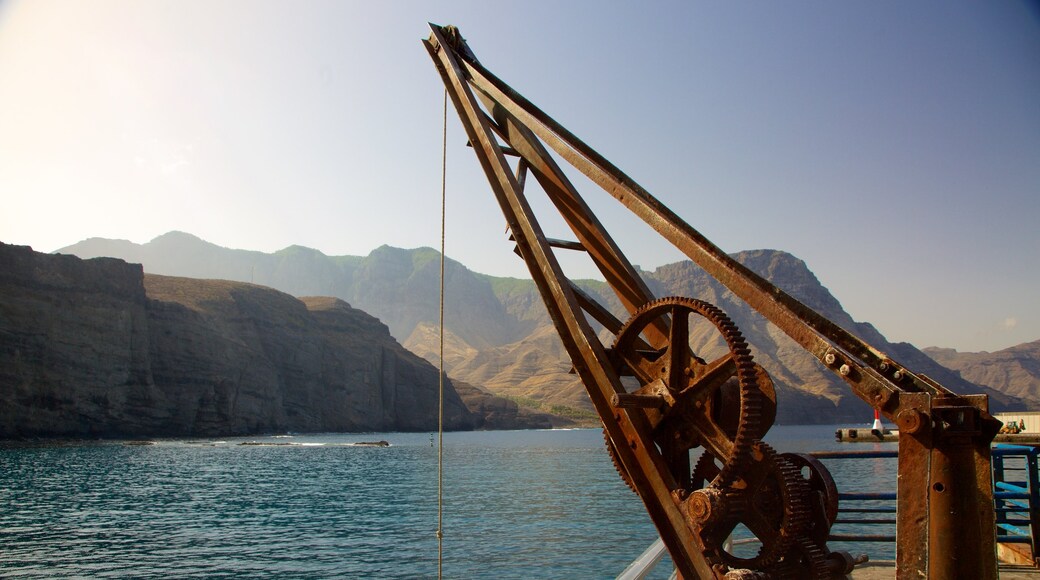 Agaete montrant navigation, cÎte escarpée et vues littorales