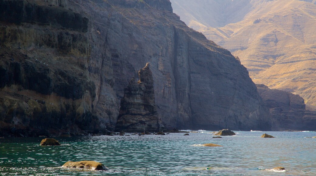 Agaete qui includes vues littorales et cÎte escarpée