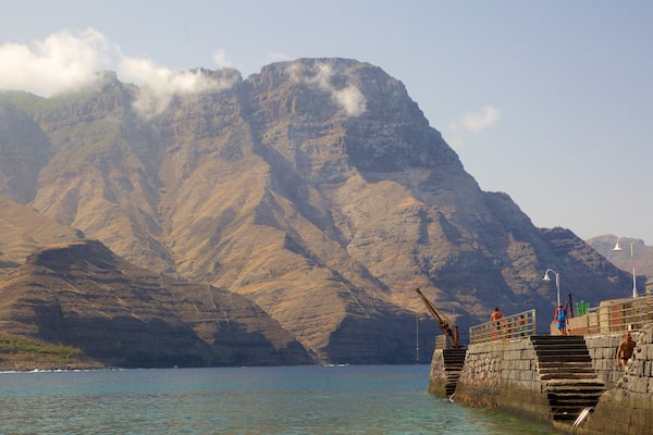 Agaete mettant en vedette vues littorales et montagnes