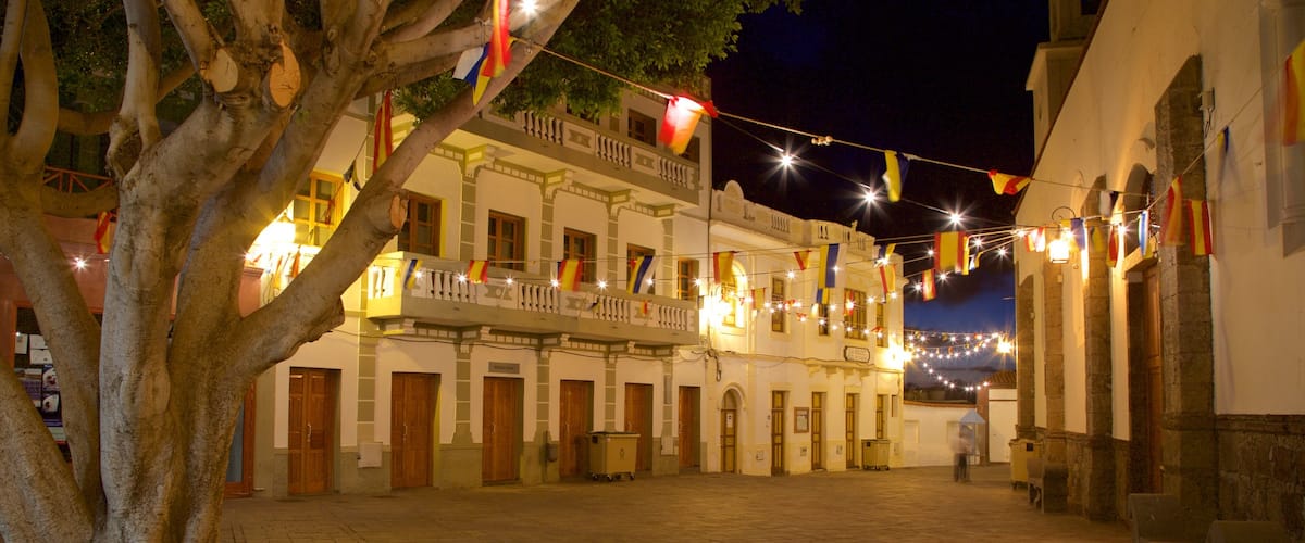 Tejeda ofreciendo una pequeña ciudad o pueblo, escenas nocturnas y un parque o plaza