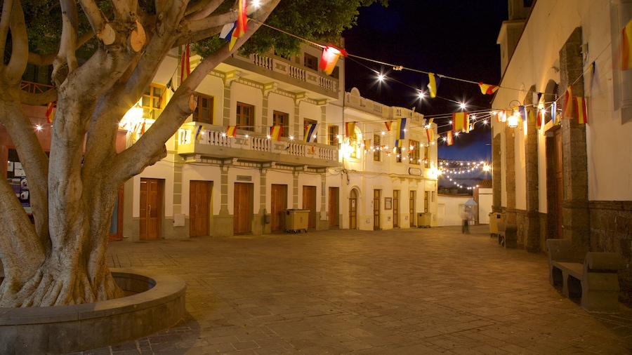 Tejeda ofreciendo una pequeña ciudad o pueblo, escenas nocturnas y un parque o plaza