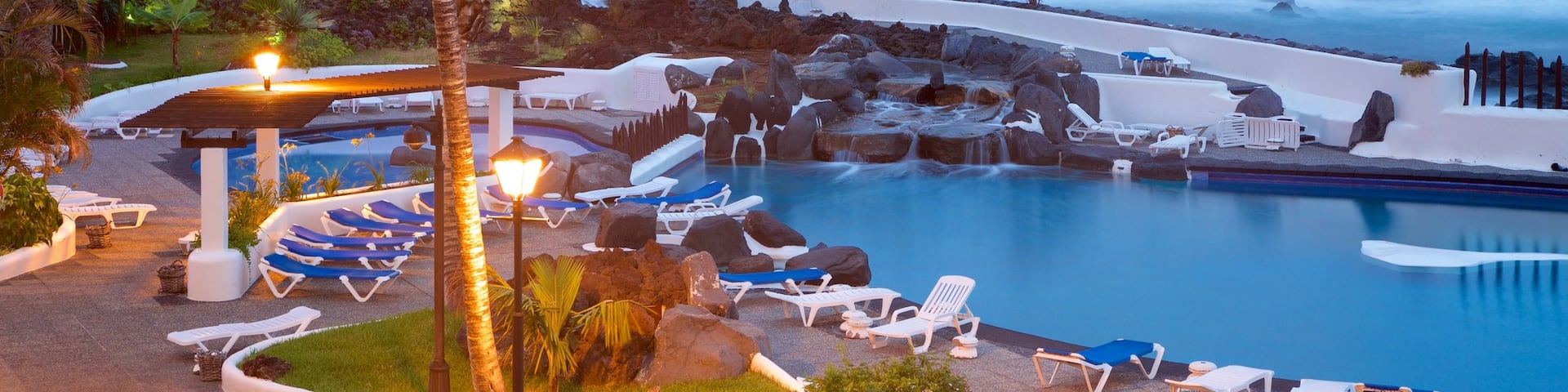 Puerto de la Cruz montrant hôtel ou complexe de luxe, piscine et ville côtière