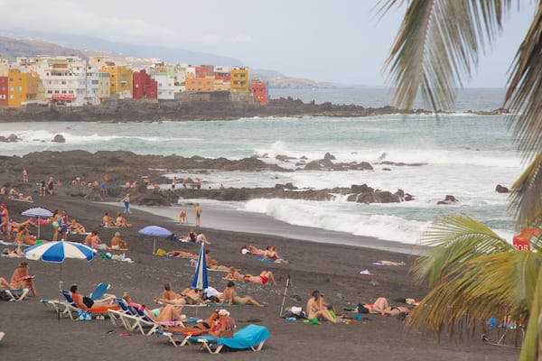 Playa Jardín das einen allgemeine Küstenansicht und Küstenort sowie große Menschengruppe