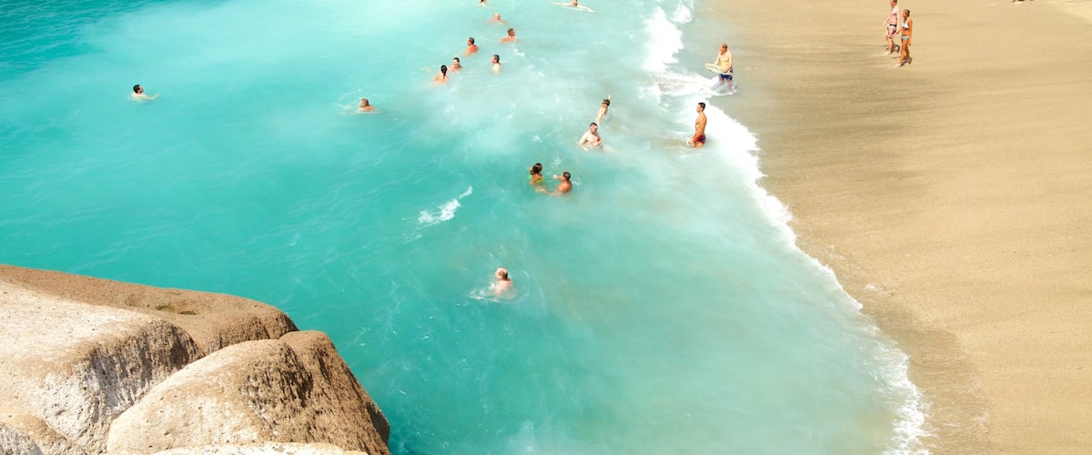 Playa del Duque mit einem Strand, allgemeine Küstenansicht und Schwimmen