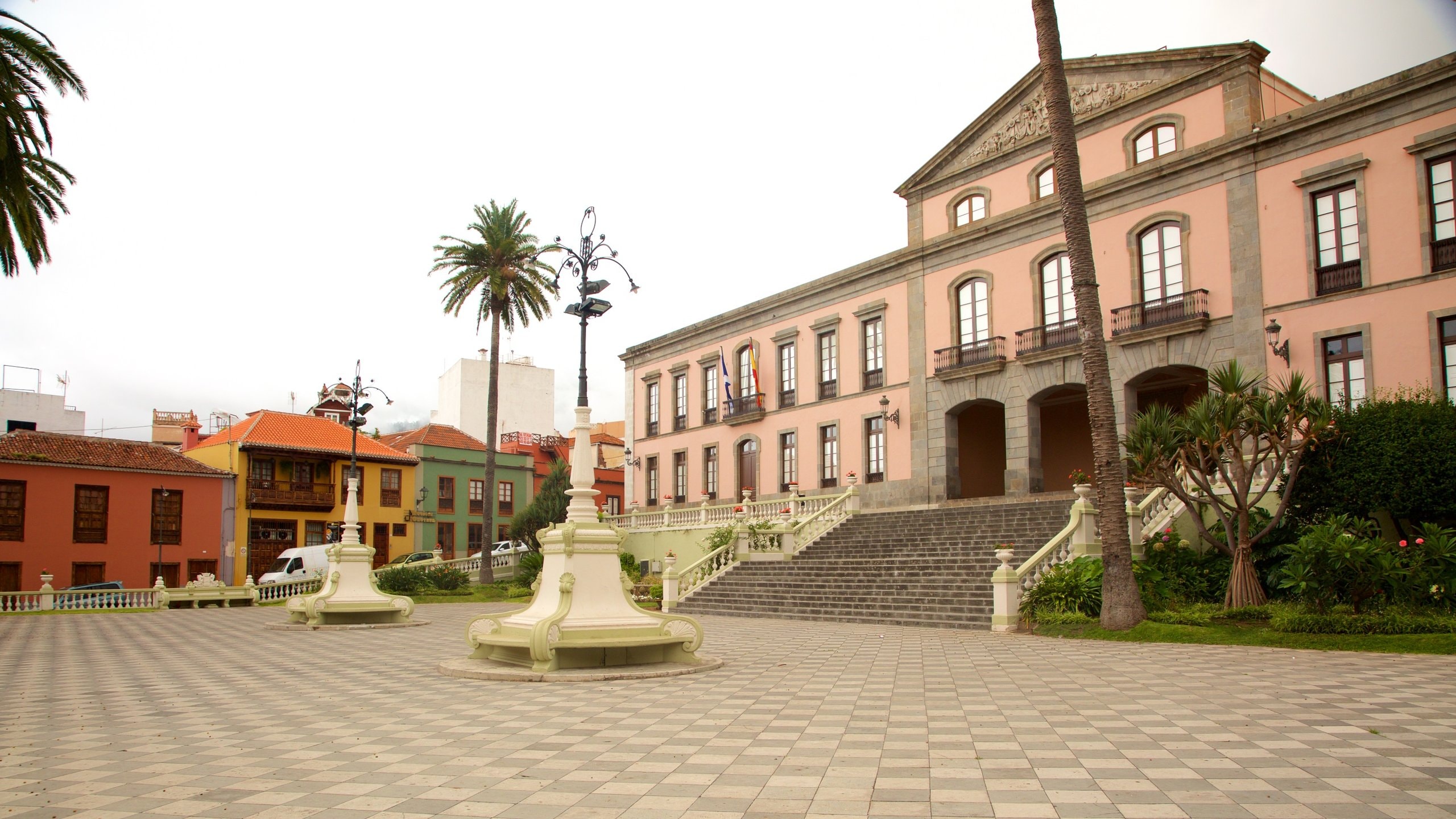 La Orotava que incluye patrimonio de arquitectura y un parque o plaza