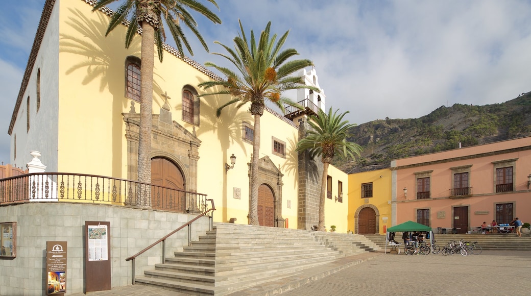 Garachico ofreciendo una plaza y arquitectura patrimonial