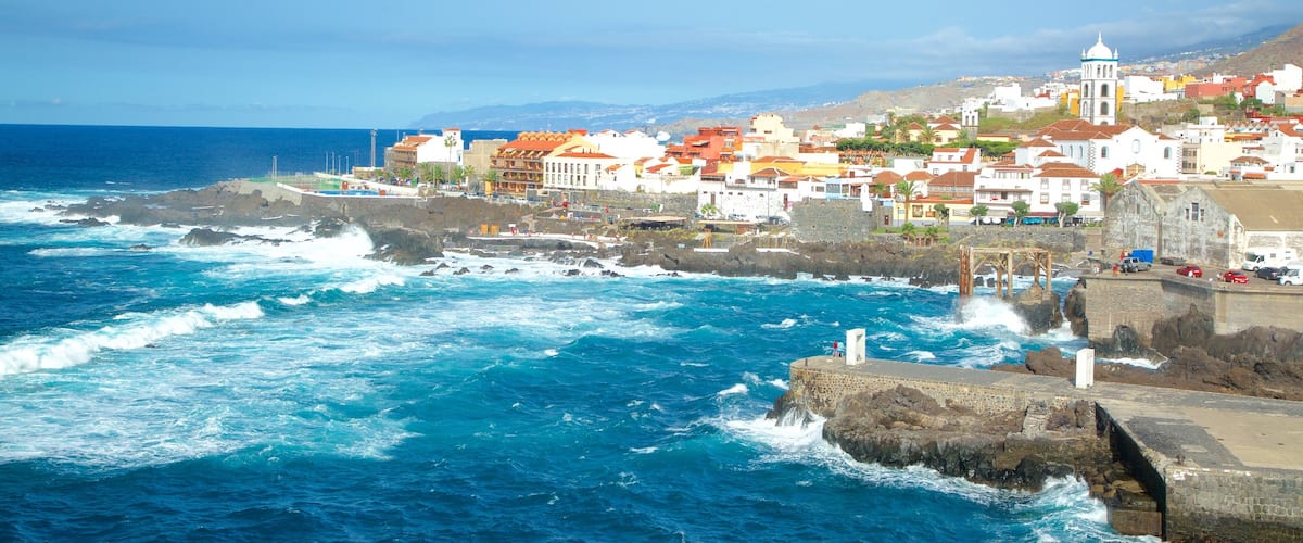 Garachico que incluye una ciudad costera, surf y costa rocosa