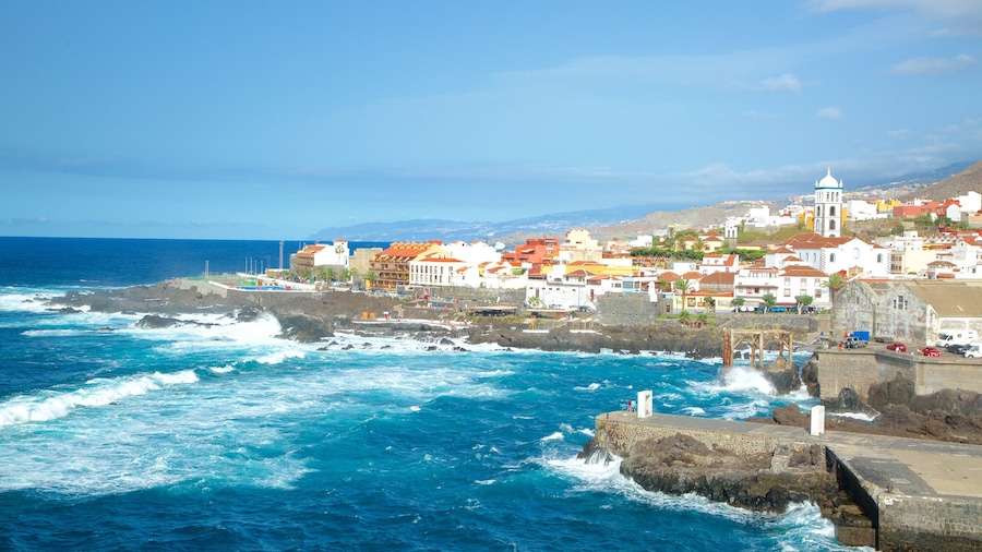 Garachico que incluye una ciudad costera, surf y costa rocosa