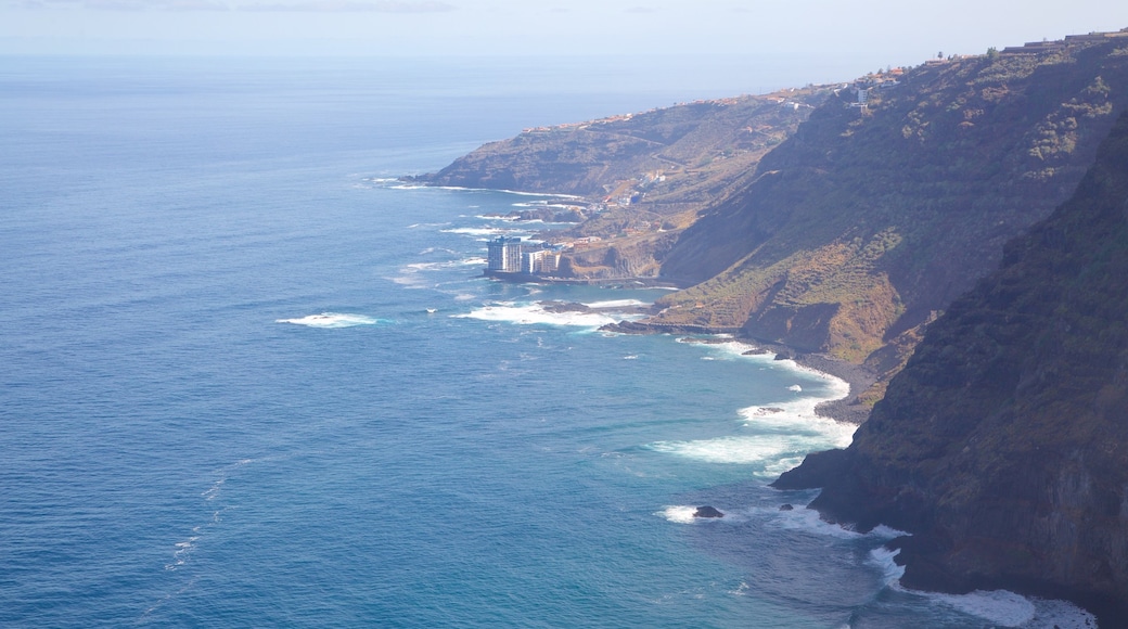 Sauzal ofreciendo costa rocosa, montañas y vistas generales de la costa