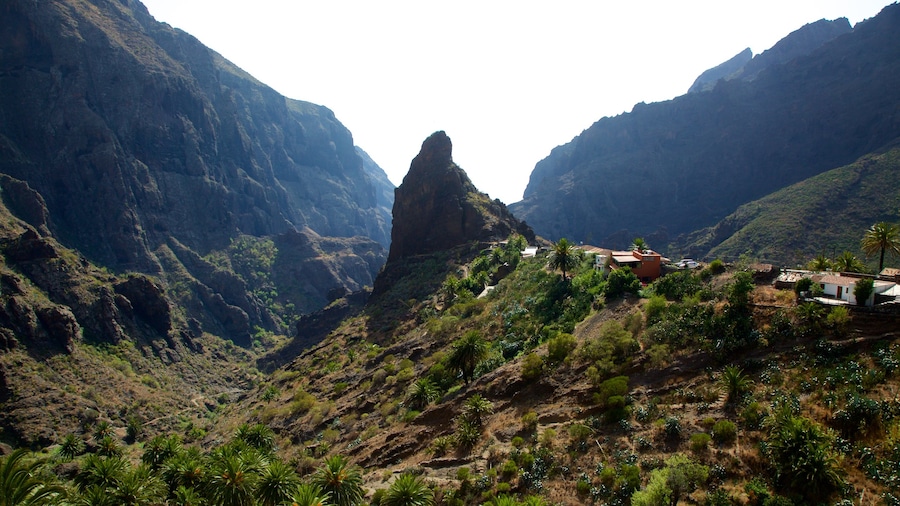 Masca featuring mountains