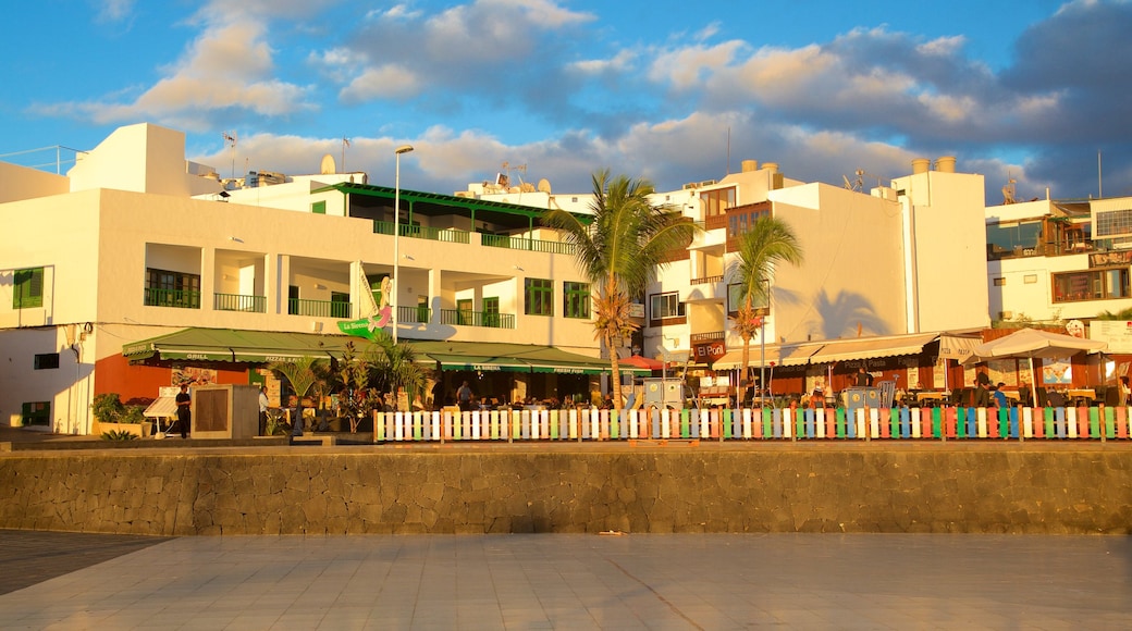 Puerto del Carmen toont een zonsondergang