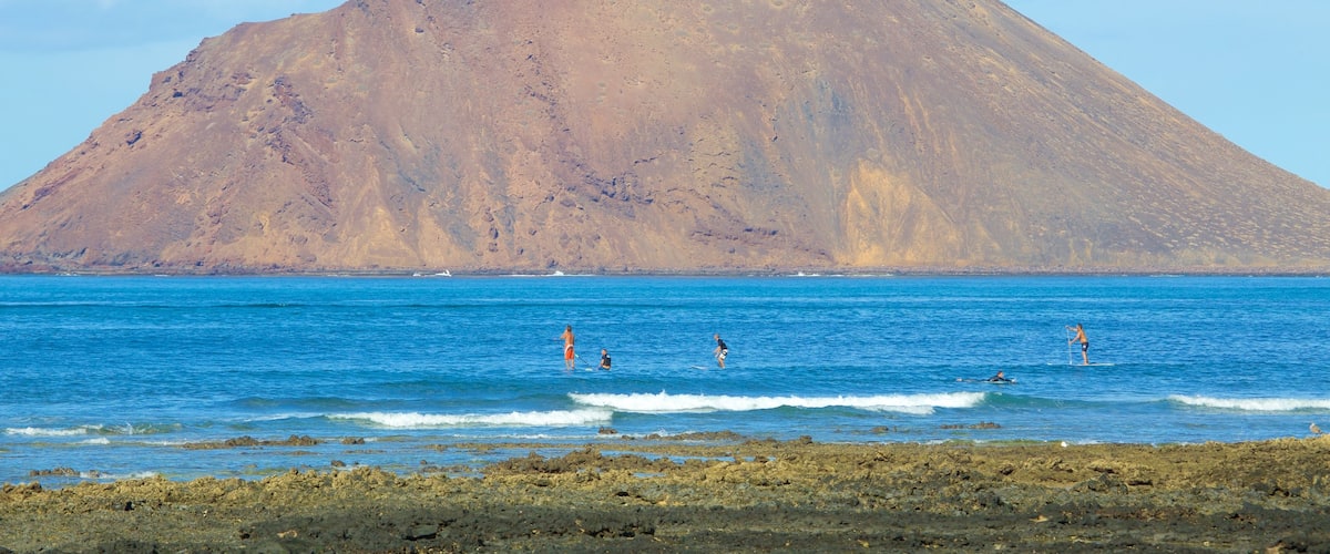 Corralejo montrant montagnes, baignade et vues littorales