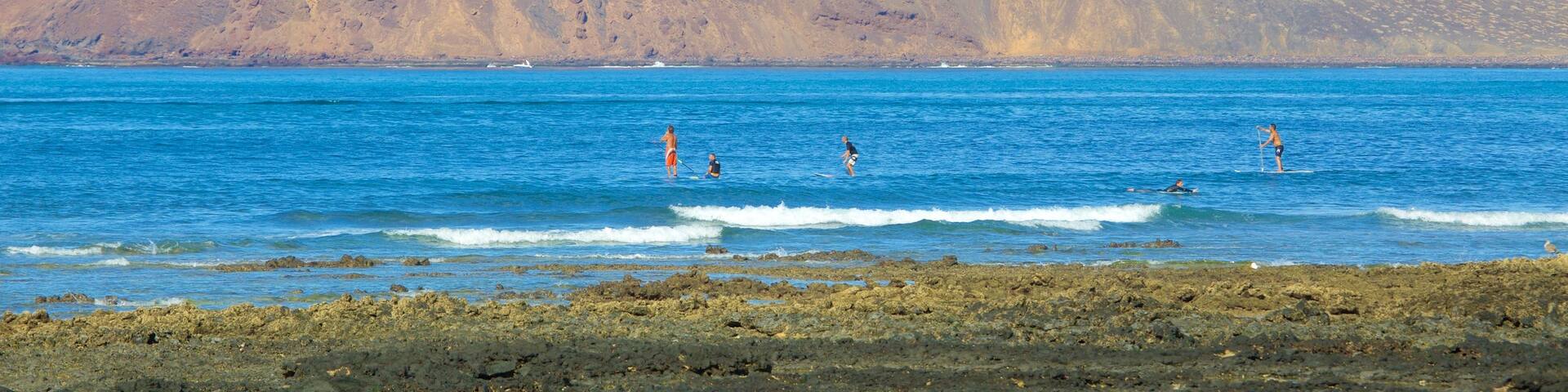 Corralejo mostrando vistas generales de la costa, montañas y natación