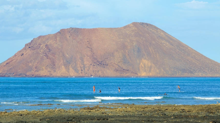 Corralejo mostrando vistas generales de la costa, montañas y natación