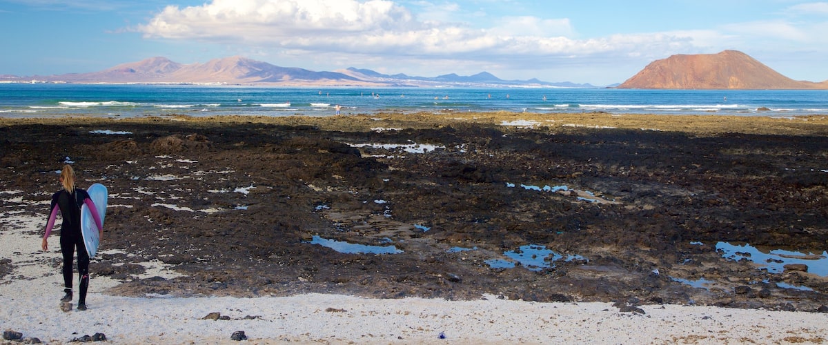 Corralejo showing mountains, surfing and general coastal views