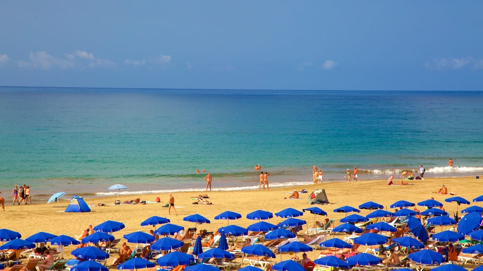 Meloneras que incluye vistas de una costa y una playa de arena