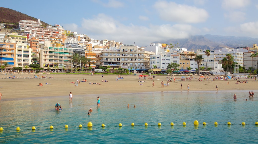 Los Cristianos som viser svømming, kystby og sandstrand