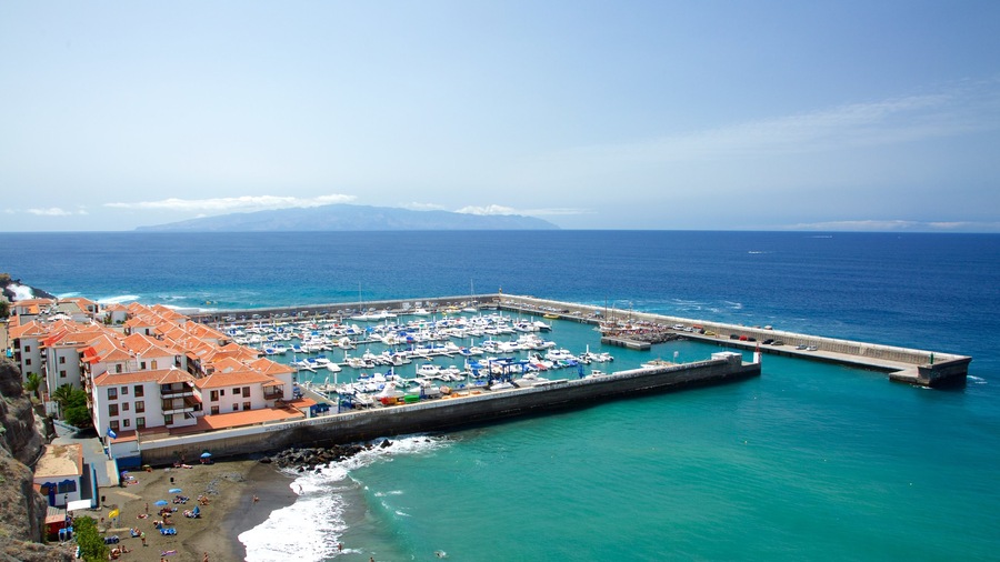 Los Gigantes das einen Küstenort, Bootfahren und Bucht oder Hafen