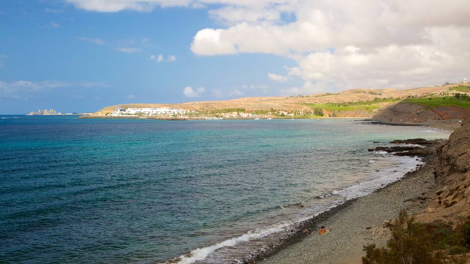 Meloneras-strand toont algemene kustgezichten en een kiezelstrand