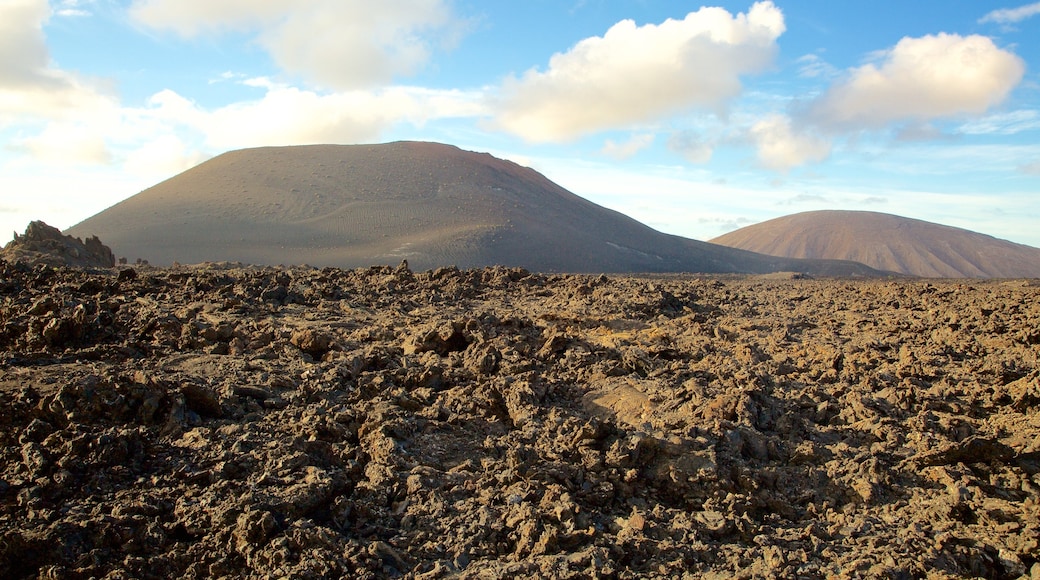 Nationaal park Timanfaya inclusief bergen, vredige uitzichten en woestijnen