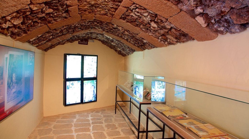 Castillo de Santa Bárbara que incluye vistas de interior y palacio