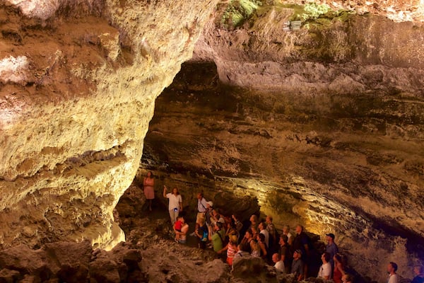 Cueva de los Verdes montrant grottes aussi bien que important groupe de personnes