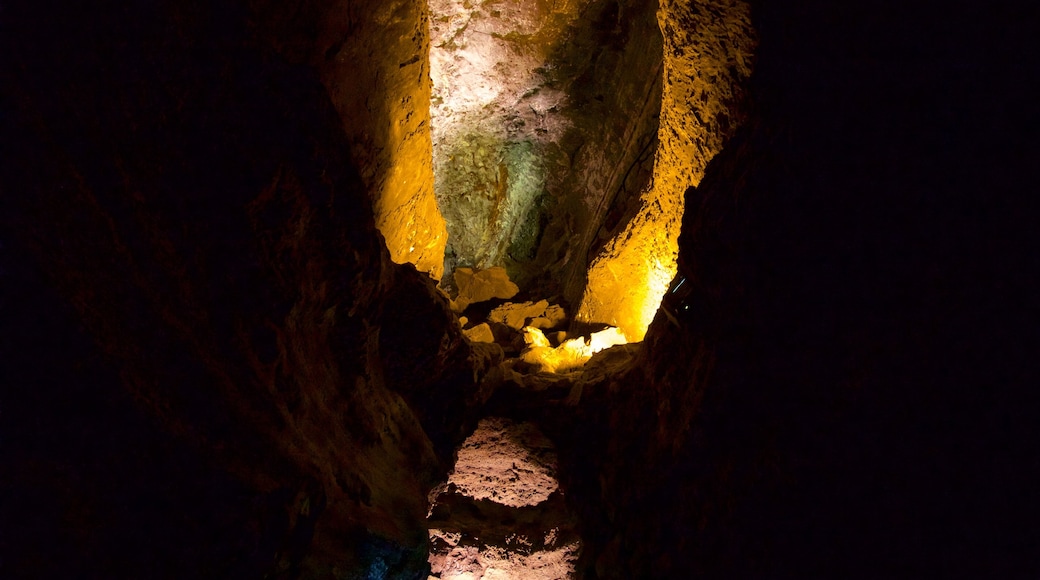 Cueva de los Verdes welches beinhaltet Höhlen