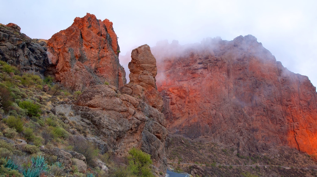 Roque Nublo bevat bergen en mist of nevel