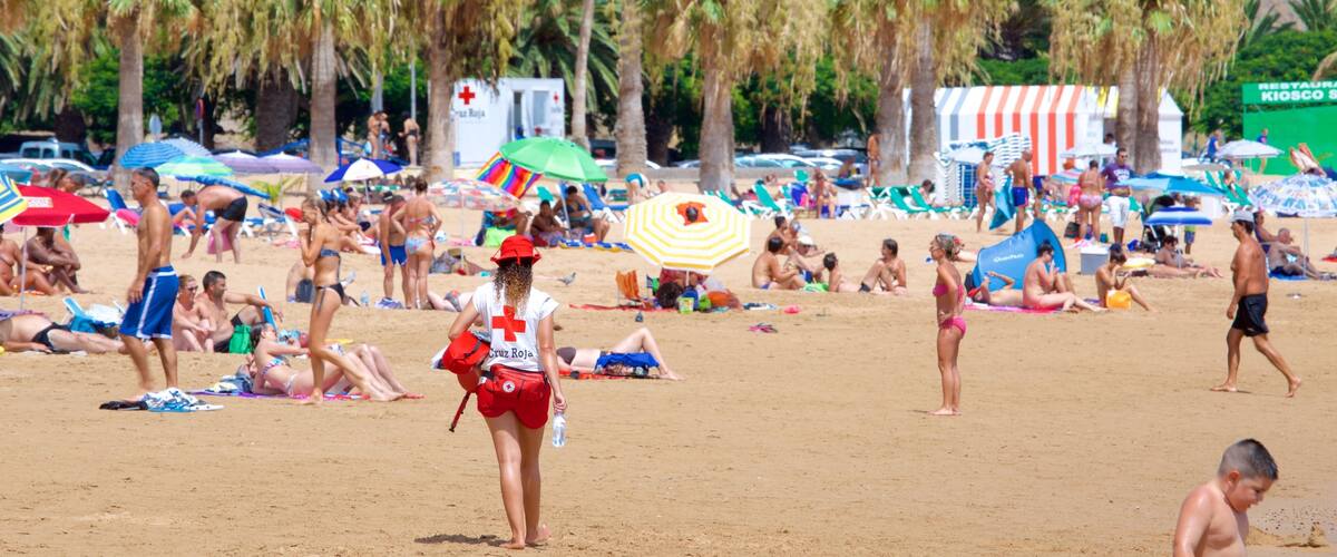Playa de las Teresitas que incluye una playa y vistas de una costa y también un grupo grande de personas