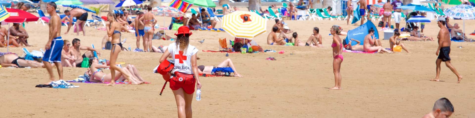 Plage Las Teresitas qui includes plage et vues littorales aussi bien que important groupe de personnes