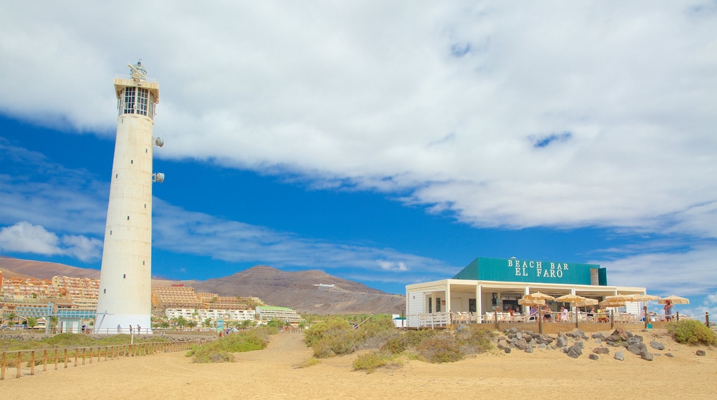 Farol de Jandia que inclui uma cidade litorĂąnea, uma praia de areia e um farol
