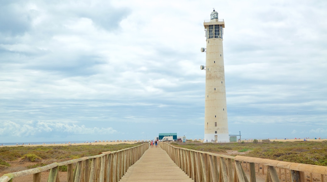 Faro de Jandía que incluye vista general a la costa y un faro