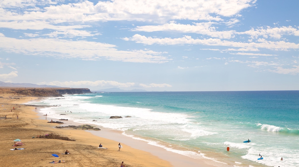 Cotillo Strand welches beinhaltet Sandstrand, Brandung und Felsküste