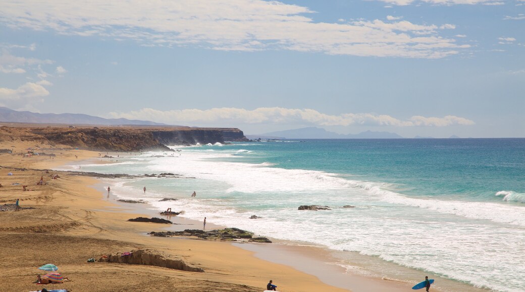 Playa del Cotillo que incluye una playa, litoral rocoso y surf