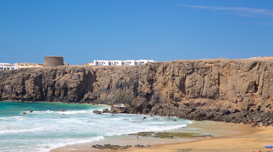 Spiaggia Cotillo che include costa frastagliata, spiaggia sabbiosa e vista della costa