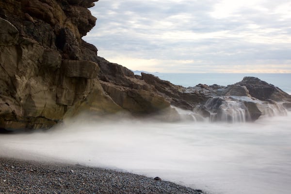 Plage d\'Ajuy montrant vues littorales, brume ou brouillard et cĂŽte rocheuse