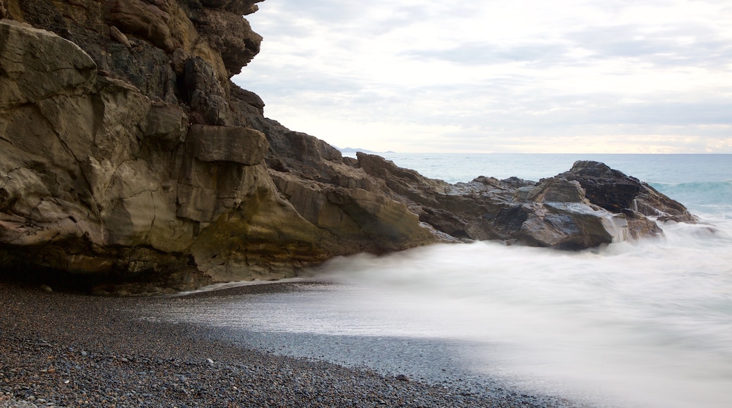 Spiaggia Ajuy caratteristiche di nebbia e foschia, spiaggia di ciottoli e vista della costa