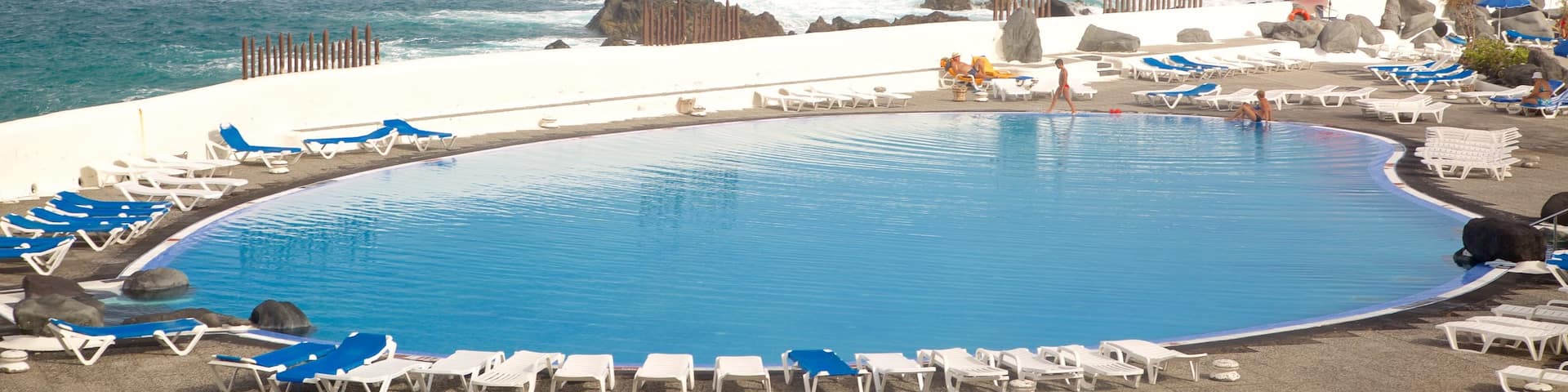 Piscinas del Lago Martiánez que incluye un hotel o resort de lujo y una alberca