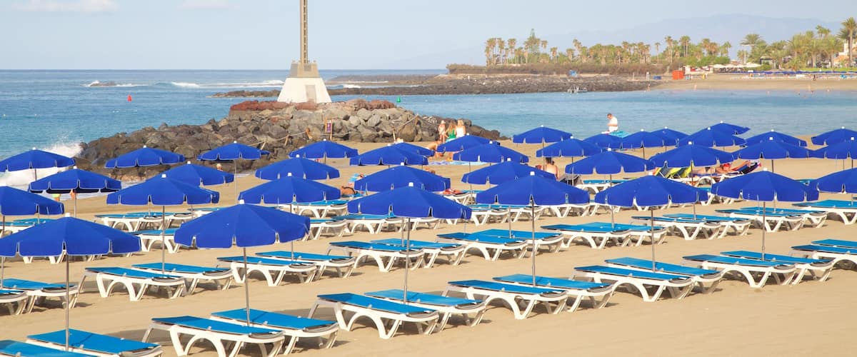 Playa de Las Vistas mostrando una playa, vistas generales de la costa y un hotel o resort de lujo