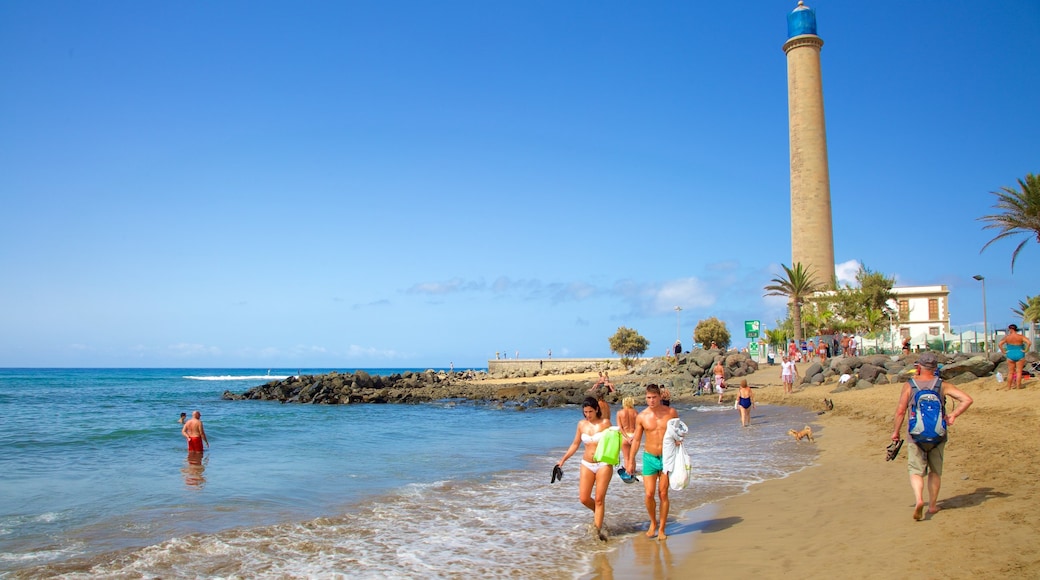 Faro de Maspalomas que incluye vistas de una costa, un faro y una playa