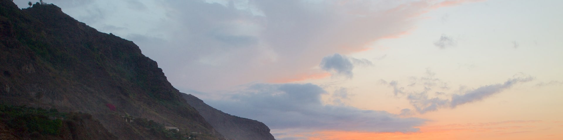 El Socorro Beach showing waves, general coastal views and a pebble beach