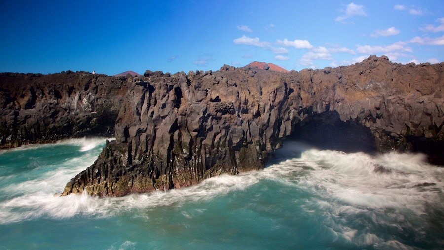 Los Hervideros Caves showing rocky coastline