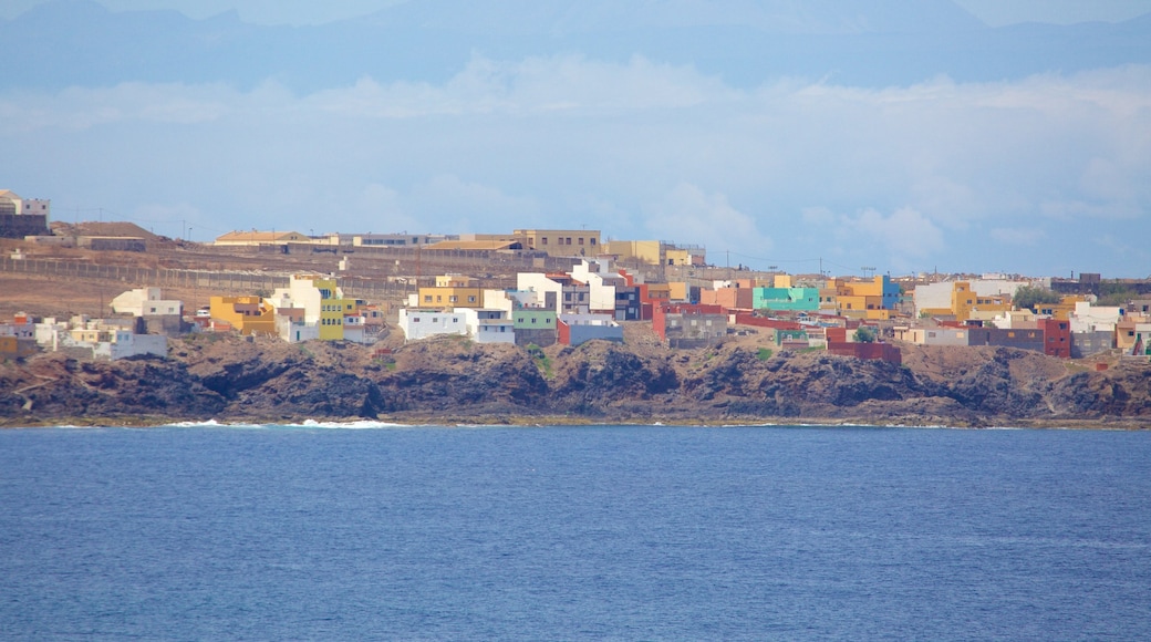 Gran Canaria som visar klippig kustlinje, kustutsikter och en kuststad