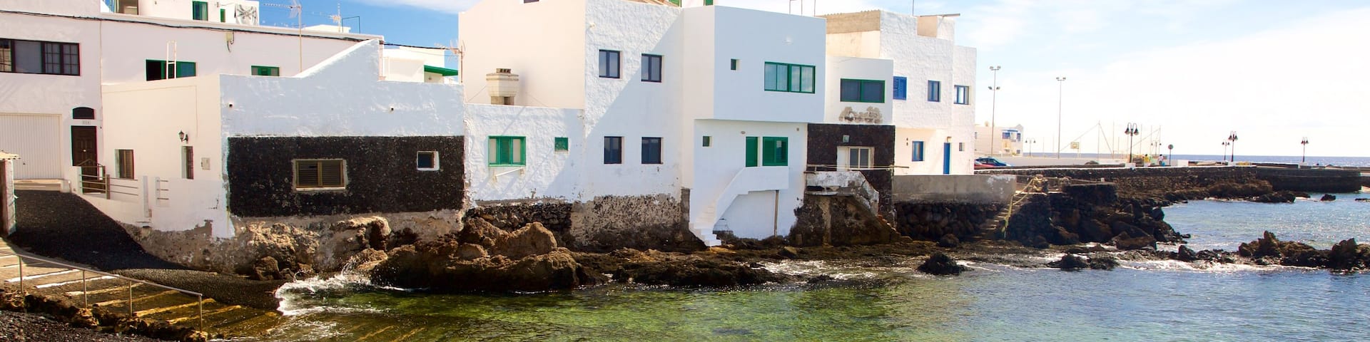 Lanzarote das einen Küstenort und allgemeine Küstenansicht